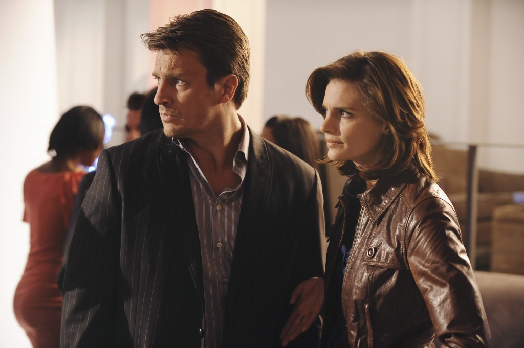 Beckett (Stana Katic) et Castle (Nathan Fillion) semblent suspecter quelqu'un.