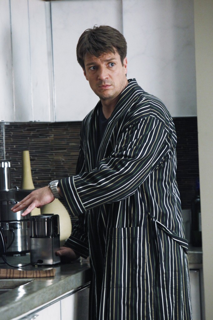 Rick Castle (Nathan Fillion) se prépare un café.