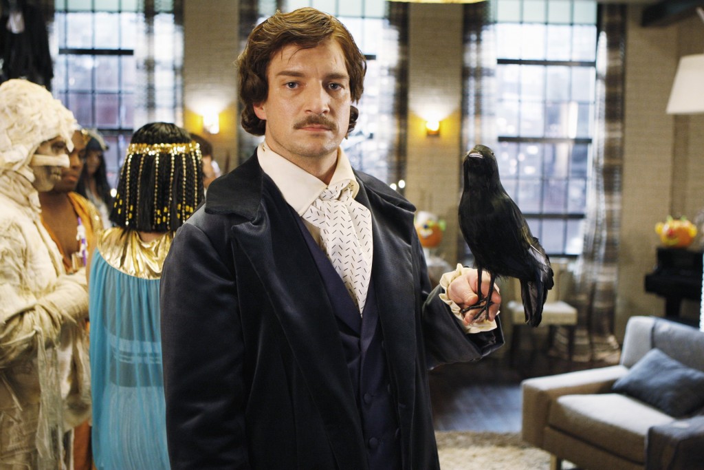 Richard Castle (Nathan Fillion), déguisé en Edgar Allan Poe. 