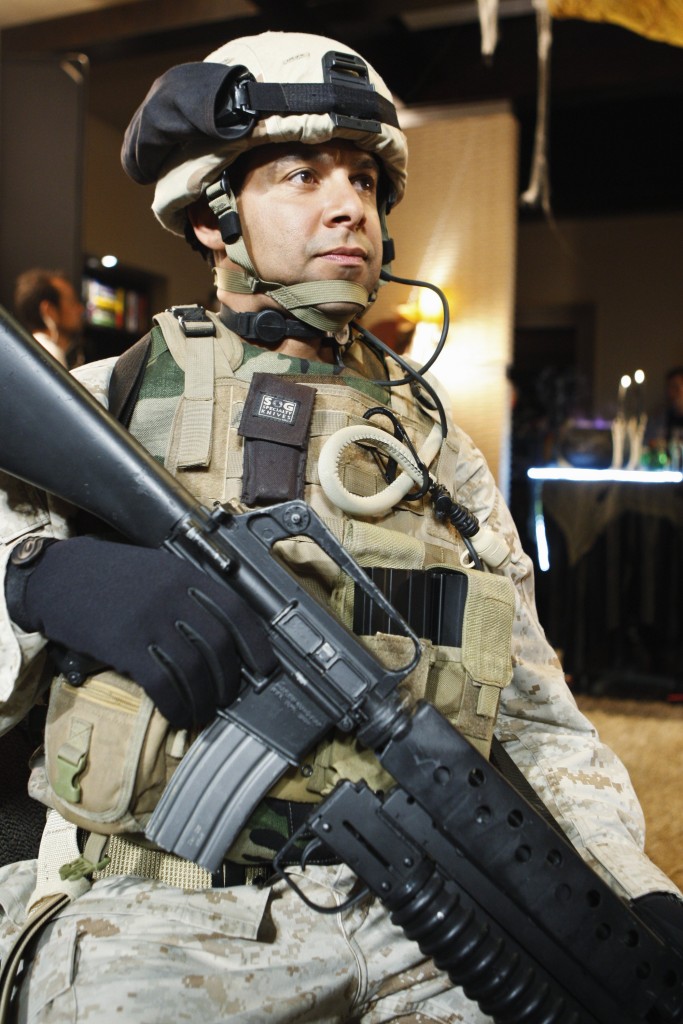 Javier Esposito (Jon Huertas), déguisé en militaire.