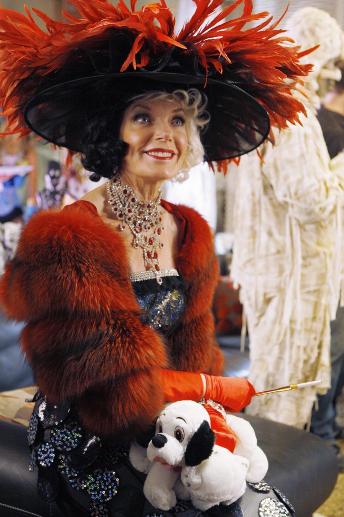 Martha Rodgers (Susan Sullivan), déguisée en Cruella.