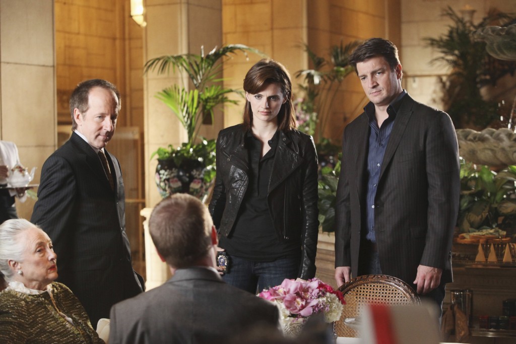 Beckett (Stana Katic) et Castle (Nathan Fillion) interrogent des suspects.