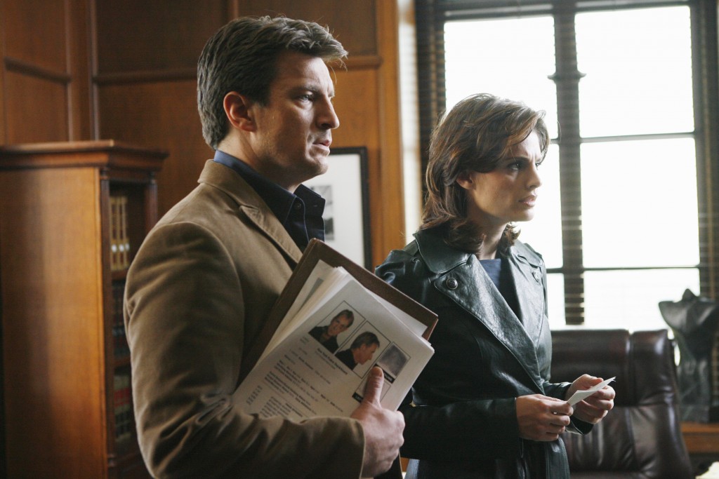 Kate Beckett (Stana Katic) et Rick Castle (Nathan Fillion) questionnent des témoins.