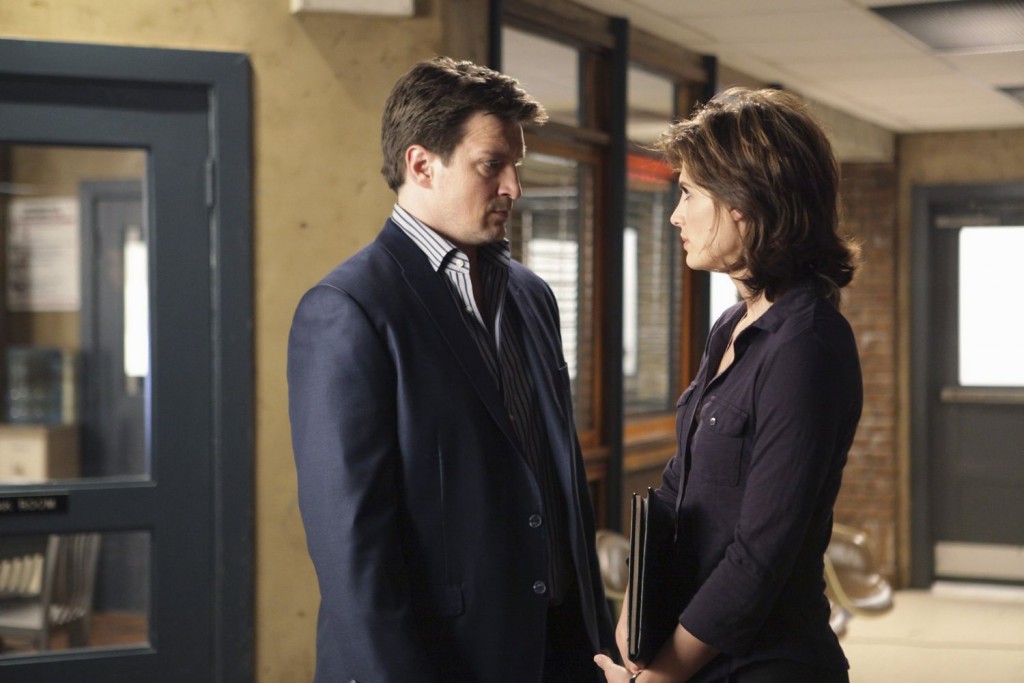 Kate (Stana Katic) et Castle (Nathan Fillion) échangent leurs impressions sur l'enquête.