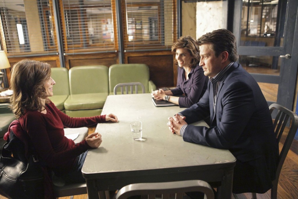 Beckett (Stana Katic) et Castle (Nathan Fillion) interrogent un témoin (Perrey Reeves).