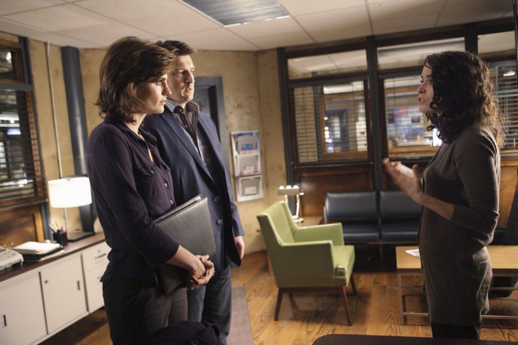 Castle (Nathan Fillion) et Beckett (Stana Katic) écoutent attentivement Sarah Reid (Abigail Spencer).
