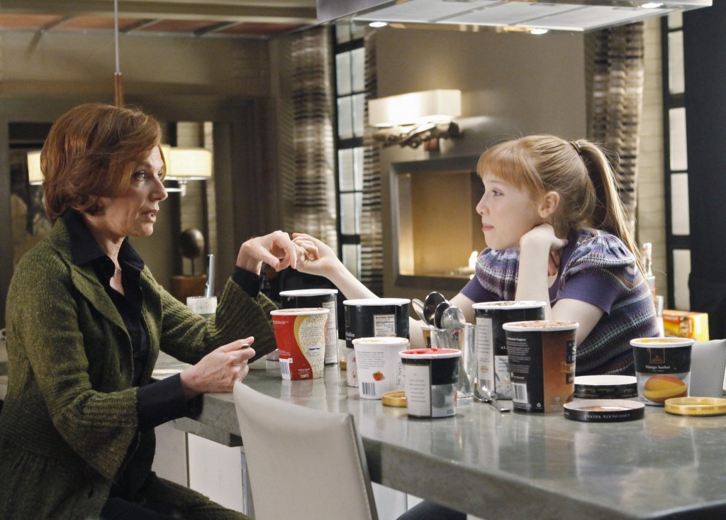 Martha (Susan Sullivan) en grande discussion avec Alexis (Molly Quinn).