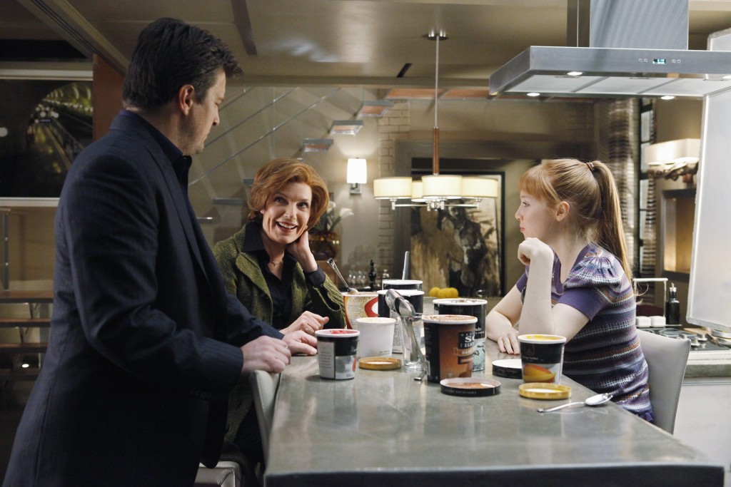 Dégustation de crème glacée chez les Castle, en compagnie d'Alexis (Molly C. Quinn), de Rick (Nathan Fillion) et de Martha (Susan Sullivan).