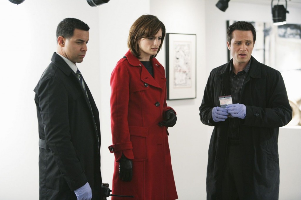 Les détectives Beckett (Stana Katic), Esposito (Jon Huertas) et Ryan (Seamus Dever) semblent intrigués par la scène de crime.