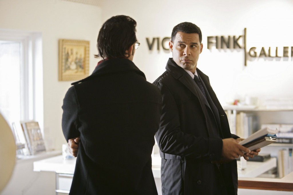 Esposito (Jon Huertas) en compagni d'un témoin.