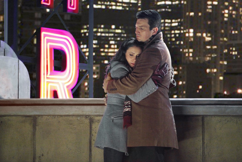 Rick (Nathan Fillion) réconforte Kyra (Alyssa Milano).