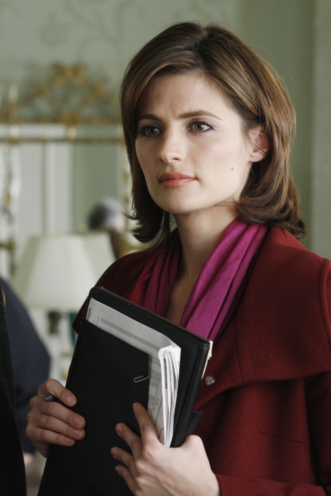Beckett regarde derrière elle pour s'adresser à quelqu'un
