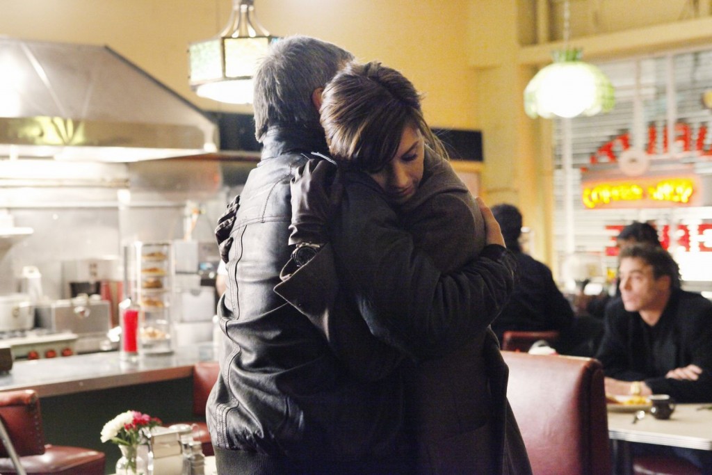Kate (Stana Katic) cherche du réconfort dans les bras de son père, Jim (Scott Paulin).