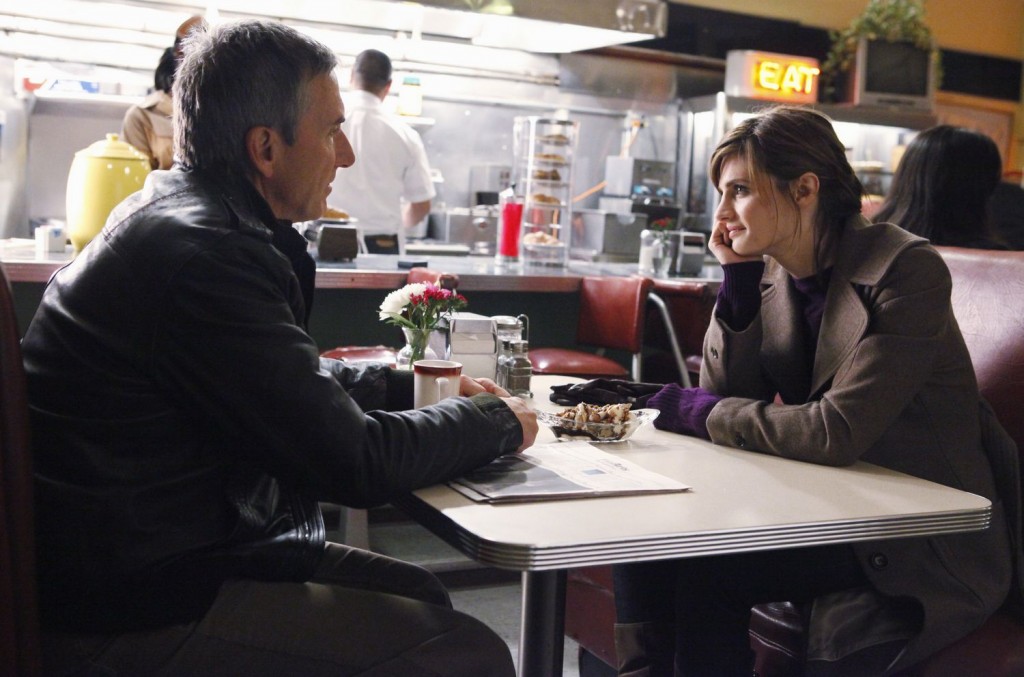 Kate (Stana Katic) prend un café avec son père Jim (Scott Paulin).