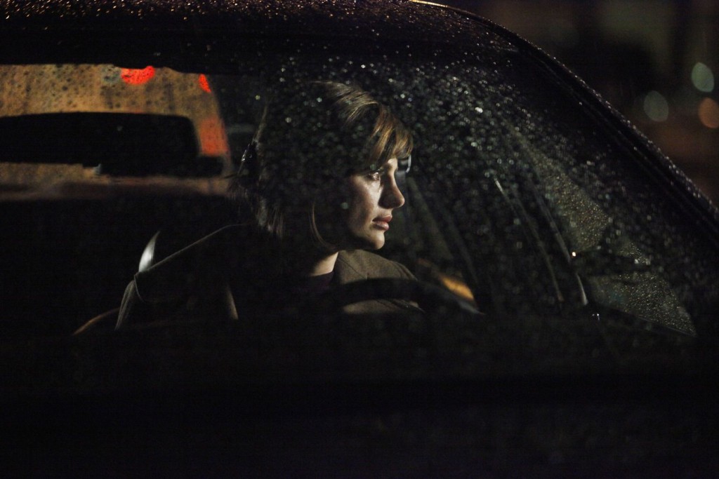 Kate (Stana Katic) en mode réflexif dans sa voiture.