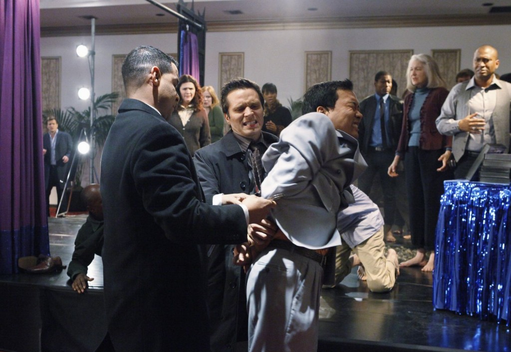 Esposito (Jon Huertas) et Ryan (Seamus Dever) procèdent à l'arrestation de Johnny Vong (Eddie Shin).