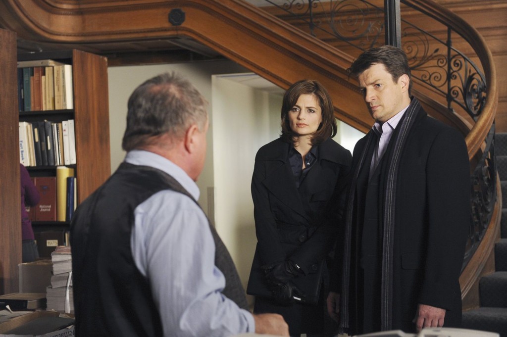 Beckett (Stana Katic) et Castle (Nathan Fillion) questionnent un témoin.