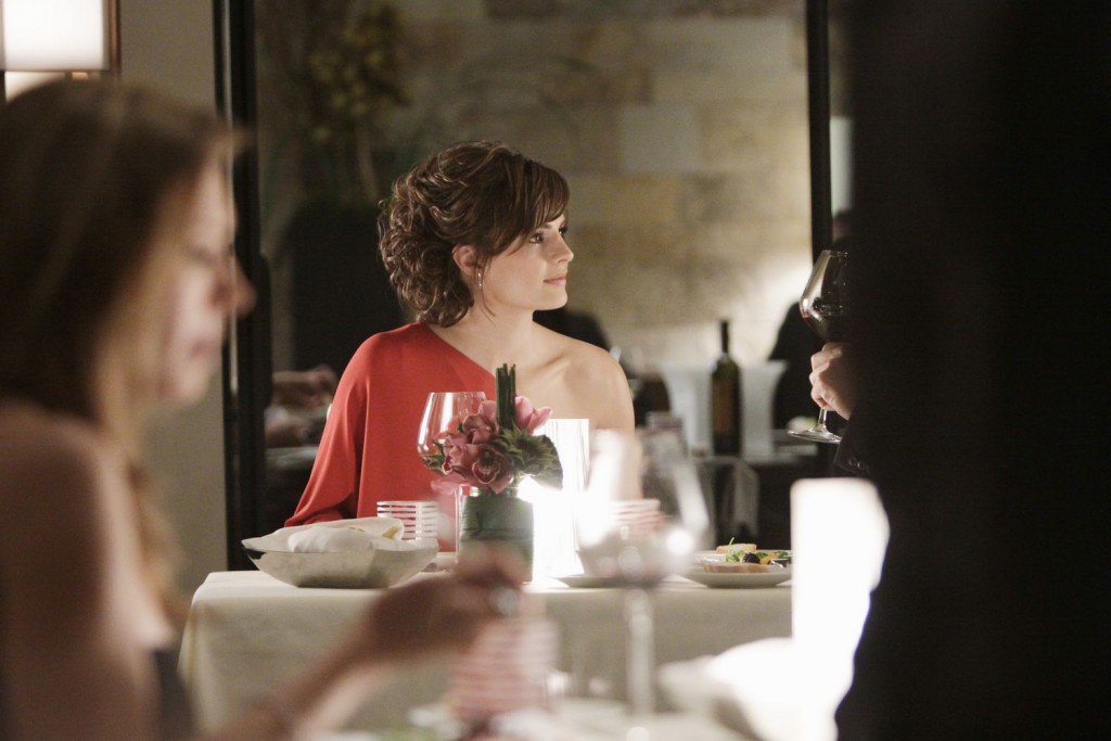 Kate Beckett (Stana Katic) poursuit son enquête au restaurant.