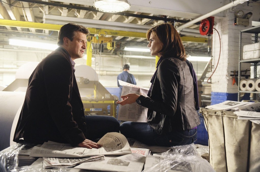 Beckett (Stana Katic) et Castle (Nathan Fillion) cherchent des indices.