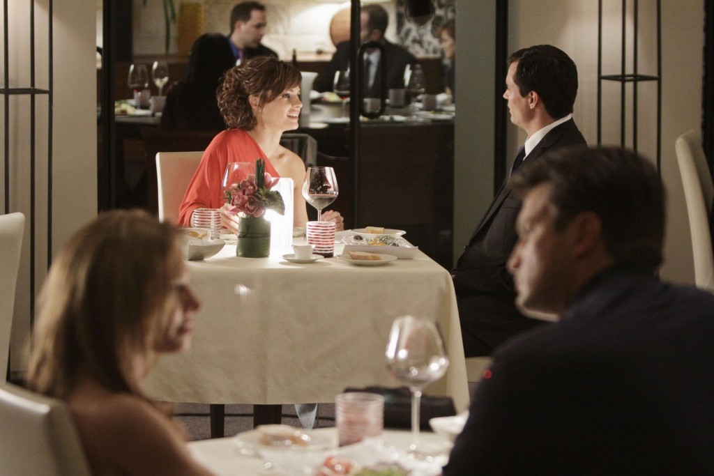 Kate (Stana Katic) soupe en compagnie de Brad Dekker (Scott Elrod).