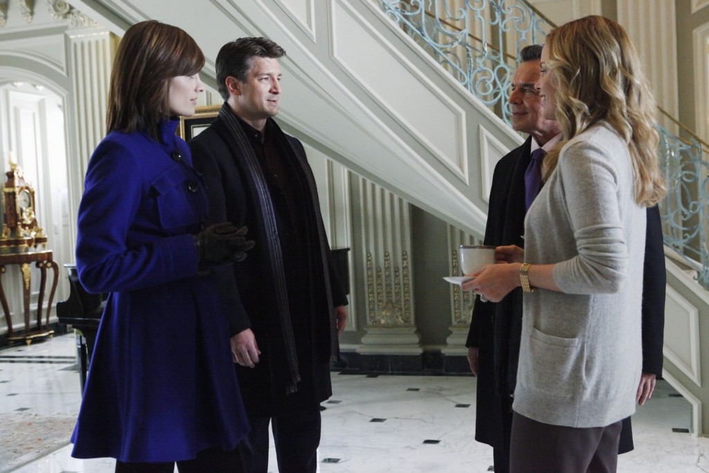 Beckett (Stana Katic) et Castle (Nathan Fillion) en compagnie des témoins Bobby Fox (Ray Wise) et Maggie Vega (Chandra West).