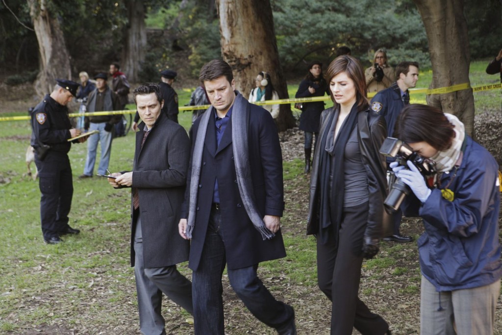 Beckett (Stana Katic), Castle (Nathan Fillion) et Ryan (Seamus Dever) se dirigent vers la scène de crime.