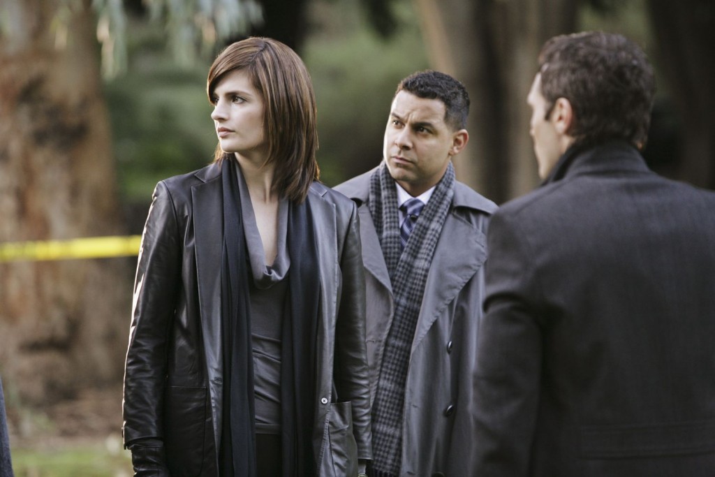 Les enquêteurs Javier Esposito (Jon Huertas), Kate Beckett (Stana Katic) et Kevin Ryan (Seamus Dever) s'interrogent sur le crime.