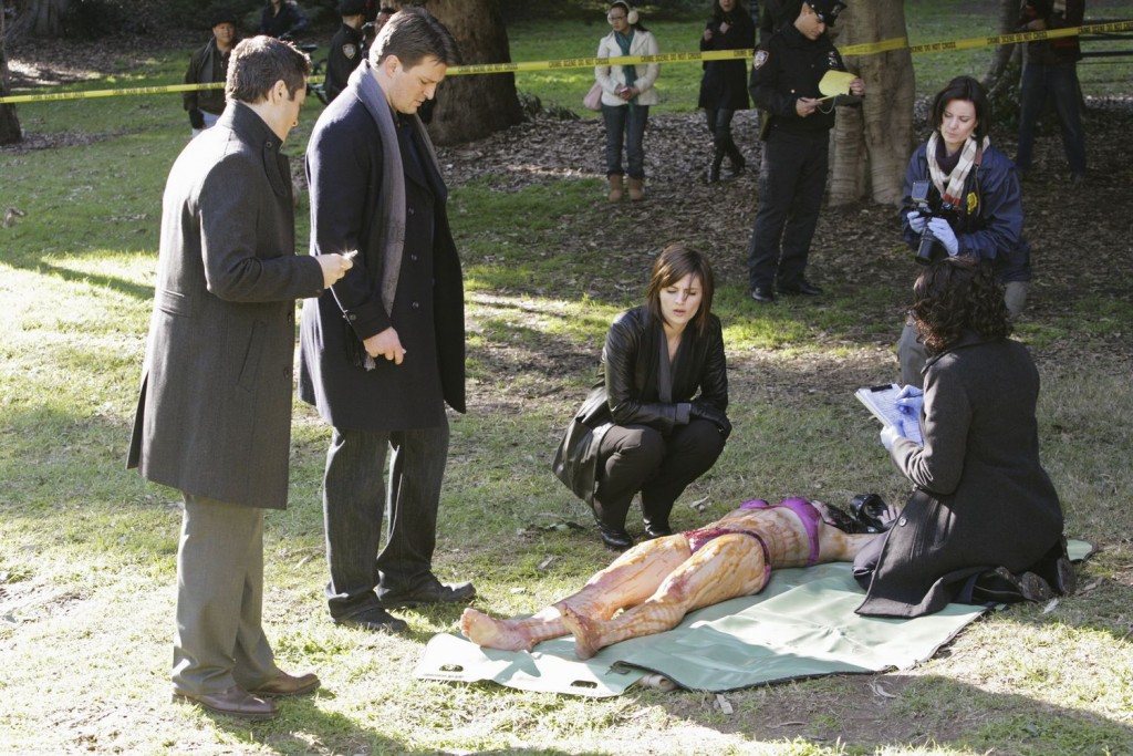 Beckett (Stana Katic) analyse la scène de crime.
