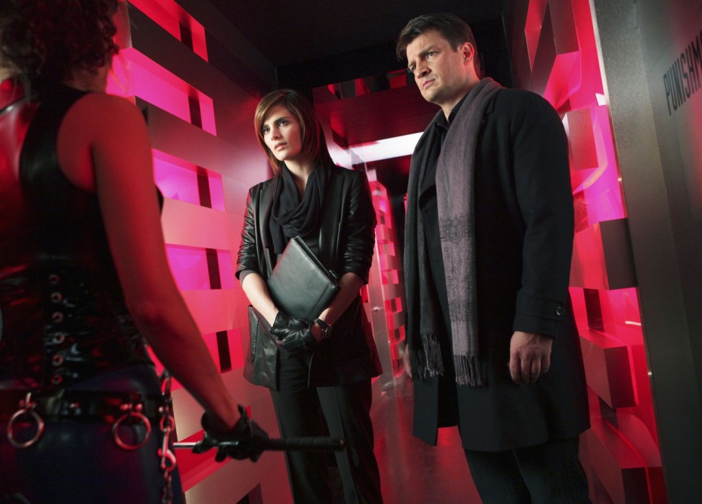 Beckett (Stana Katic) et Castle (Nathan Fillion) questionnent des témoins chez Lady Irena's House of Pain.