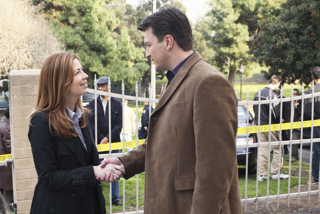 L'agent Jordan Shaw (Dana Delany) se présente à Castle (Nathan Fillion).