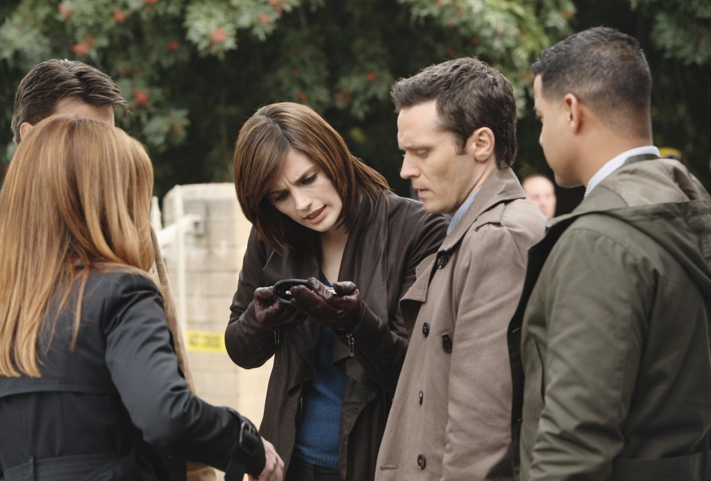 Beckett (Stana Katic), Esposito (Jon Huertas) et Ryan (Seamus Dever) observent un indice.