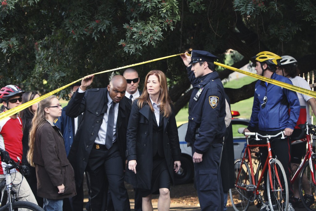 L'agent Jordan Shaw (Dana Delany) fait son entrée sur la scéne de crime.