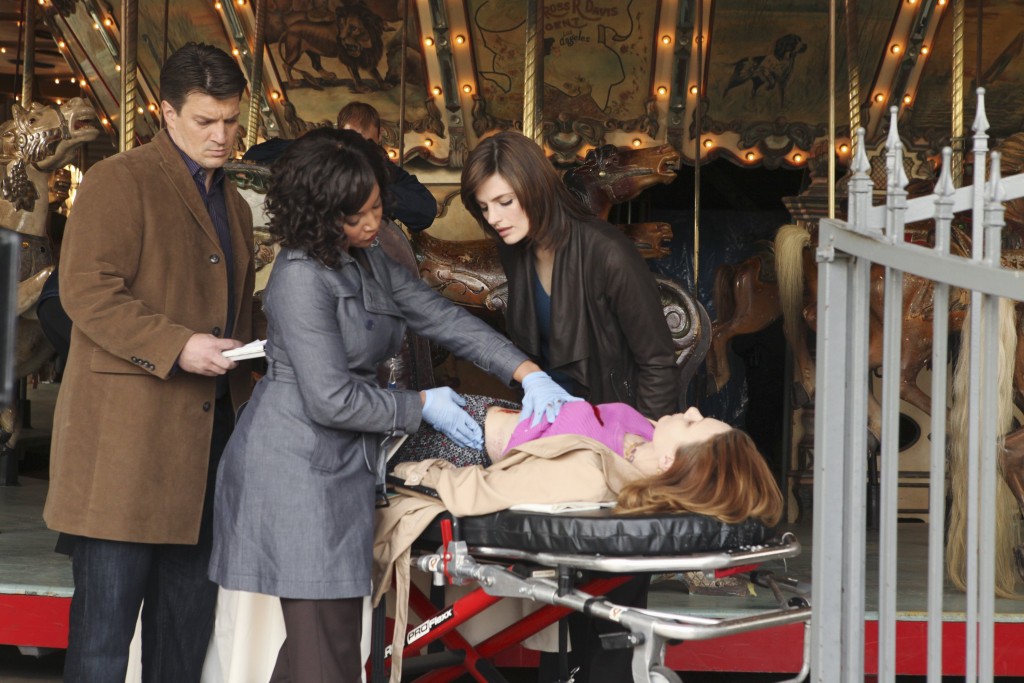 Lanie (Tamala Jones) observe la victime sous les regards de Beckett (Stana Katic) et Castle (Nathan Fillion).