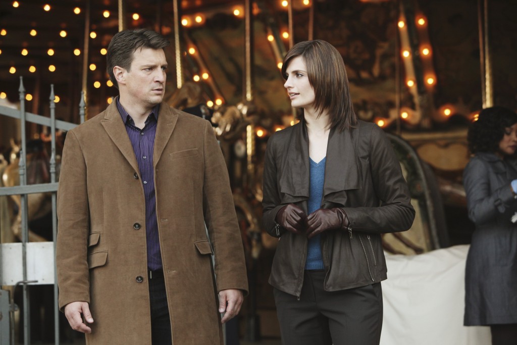 Conversation entre Beckett (Stana Katic) et Castle (Nathan Fillion) sur la scène de crime.