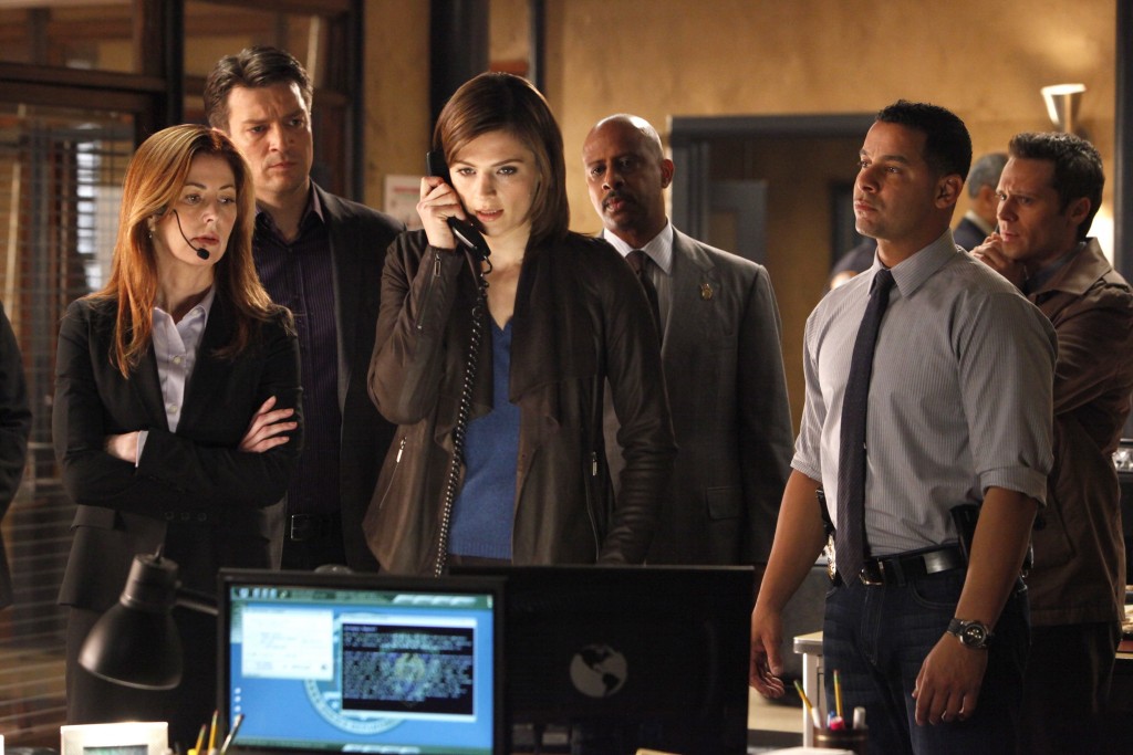 Sous l'oeil de ses collègues, Beckett (Stana Katic) a une conversation téléphonique avec le suspect.