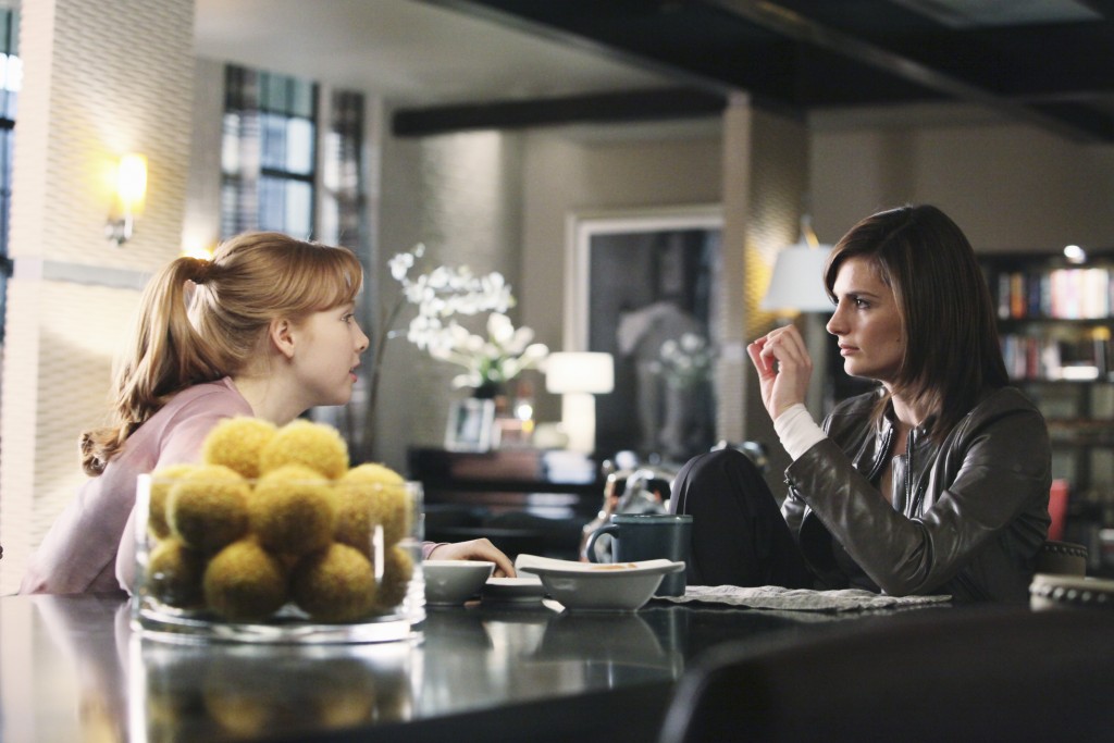Beckett (Stana Katic) partage un chocolat chaud avec Alexis (Molly Quinn).