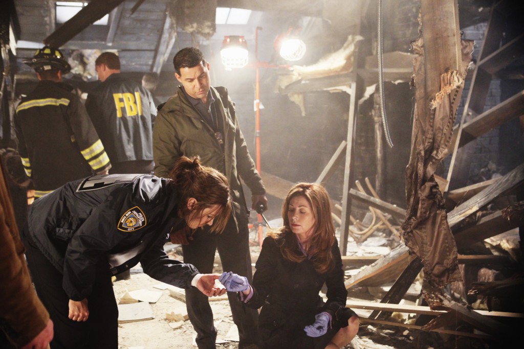 Beckett (Stana Katic) examine un indice trouvé par Jordan Shaw (Dana Delany).