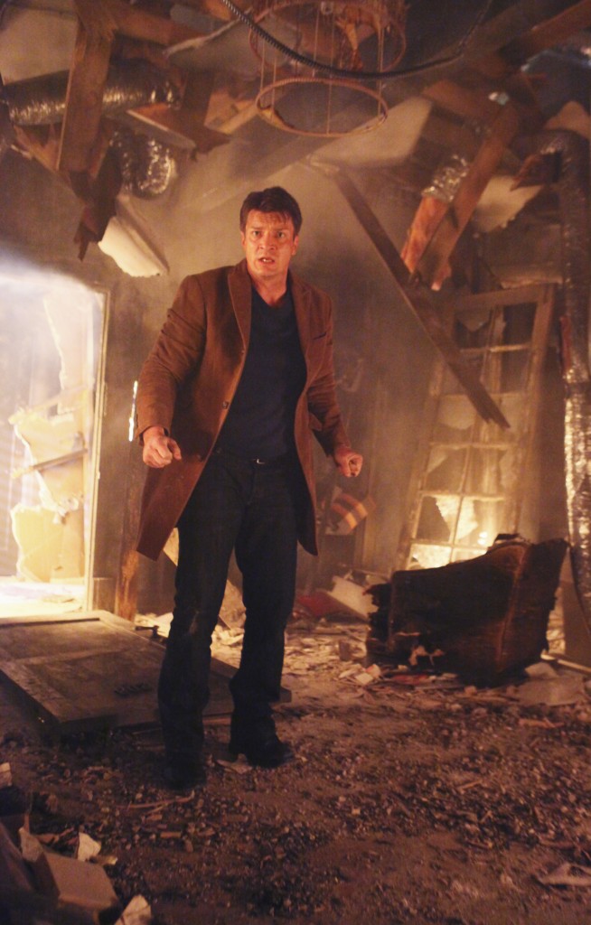 Castle (Nathan Fillion) arrive sur les lieux de l'explosion.