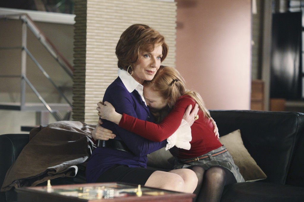 Martha Rodgers (Susan Sullivan) tente de réconforter Alexis (Molly Quinn).