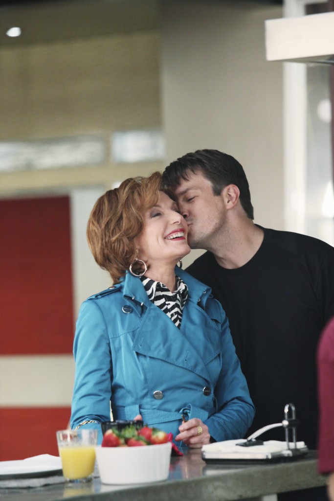 Rick (Nathan Fillion) embrasse sa mère Martha (Susan Sullivan). 