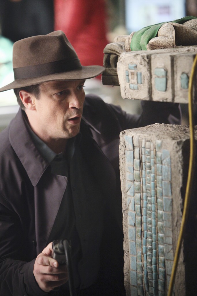 Lors d'un enquête au musée, Rick (Nathan Fillion) joue les Indiana Jones.