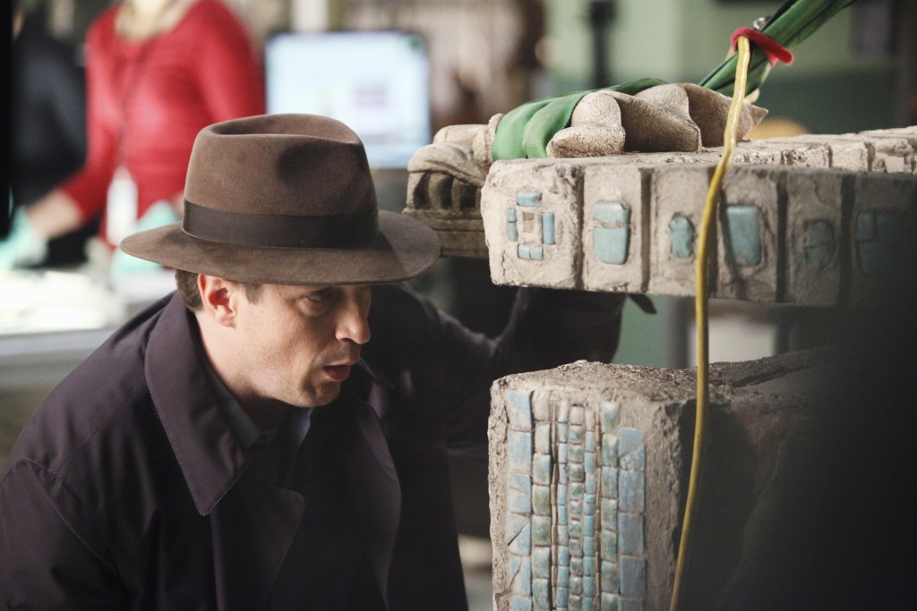 Castle (Nathan Fillion) joue les Indiana Jones au musée.