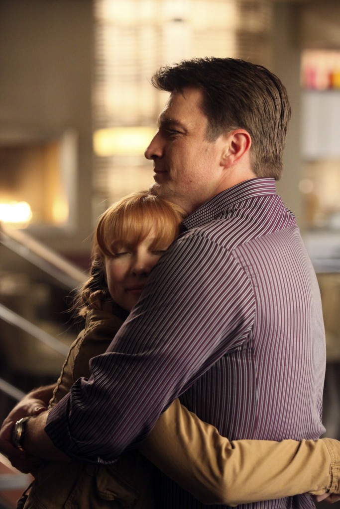 Alexis (Molly Quinn) dans les bras de son père (Nathan Fillion).