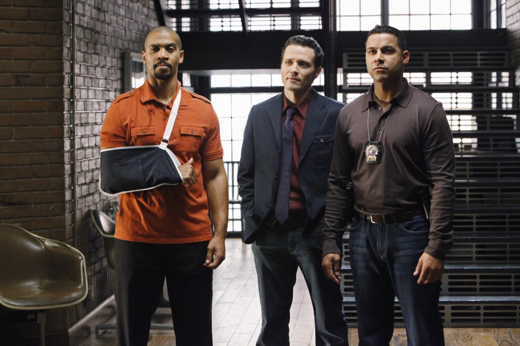 Ike Thornton (Aaron D. Spears) en compagnie des enquêteurs Ryan (Seamus Dever) et Esposito (Jon Huertas).