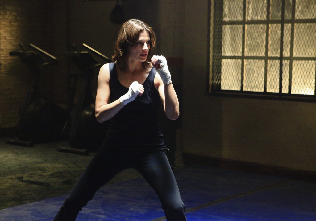 Beckett (Stana Katic) s'entraine au gym du 12e. 