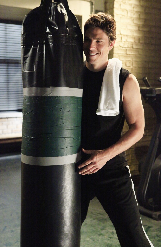 Tom Demming (Michael Trucco) s'entraîne au gym du NYPD.