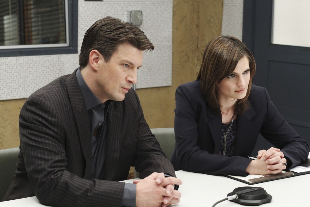 Beckett (Stana Katic) et Castle (Nathan Fillion) questionnent un suspect.