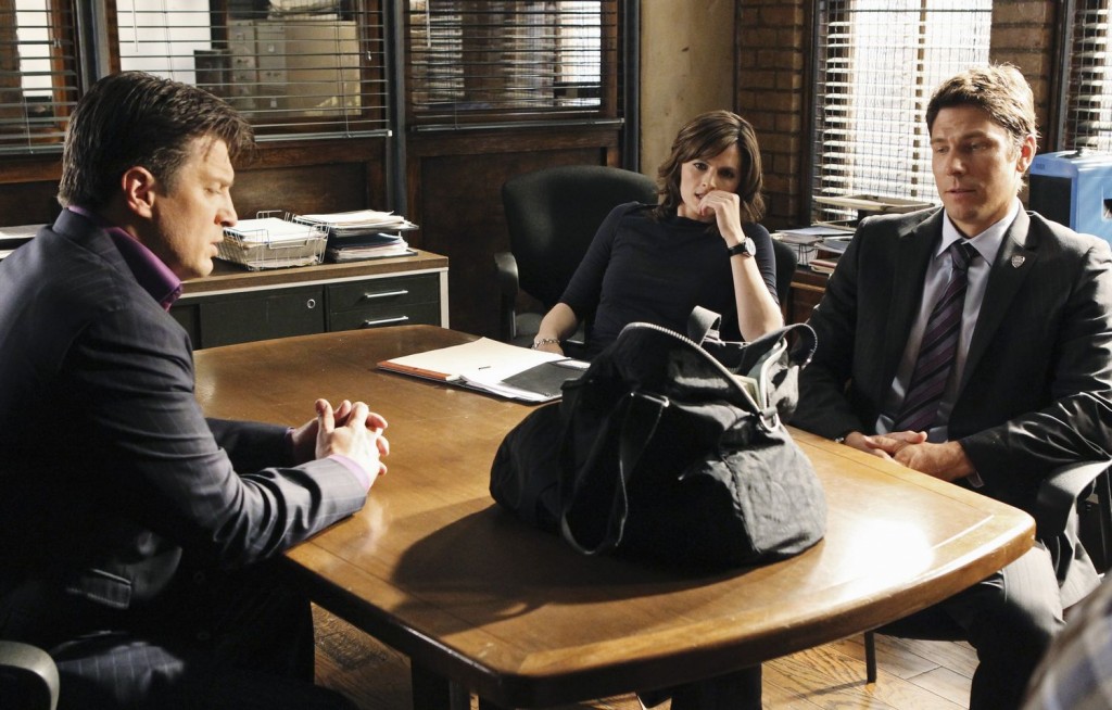 Beckett  (Stana Katic), Demming (Michael Trucco) et Castle (Nathan Fillion) réfléchissent sur l'enquête en cours.