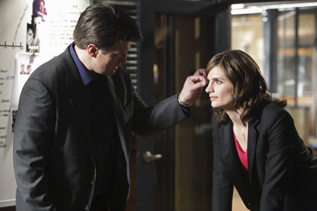 Castle (Nathan Fillion) retire quelque chose dans les cheveux de Beckett (Stana Katic).