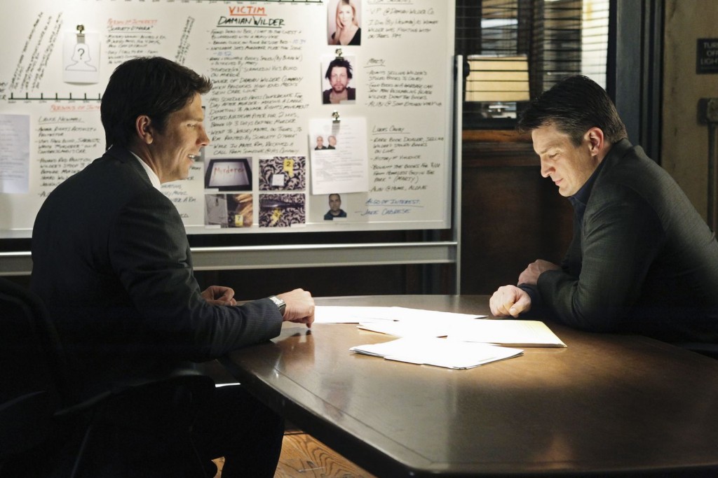 Demming (Michael Trucco) discute de l'enquête en cours avec Castle (Nathan Fillion).